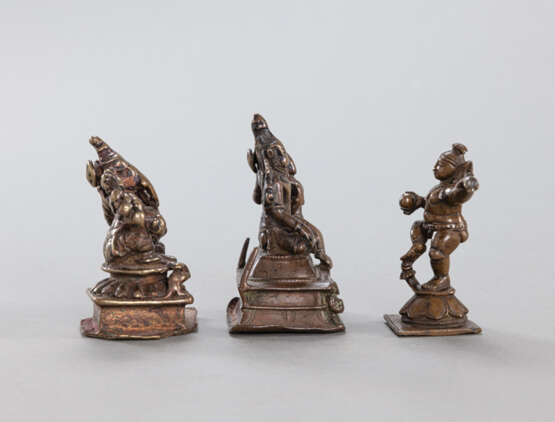 Drei Bronzen mit Darstellungen des Krishna, Ganesha und Narashima - photo 2