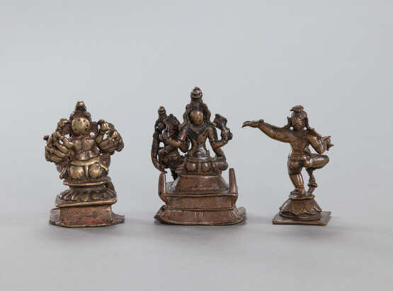 Drei Bronzen mit Darstellungen des Krishna, Ganesha und Narashima - photo 3