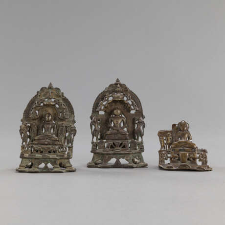 Drei Altar aus Bronze mit Darstellungen des Jain Tirthankara, zwei davon mit Inschriften auf der Rückseite - photo 1