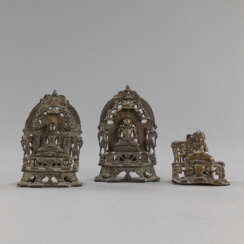 Drei Altar aus Bronze mit Darstellungen des Jain Tirthankara, zwei davon mit Inschriften auf der Rückseite