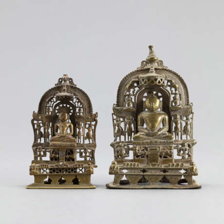 Zwei Altar-Schreine mit Darstellungen des Jain Tirthankara und Inschriften auf der Rückseite - photo 1