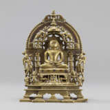 Altar aus Bronze mit Darstellung des Jain Tirthankara und Inschrift auf Rückseite - photo 1