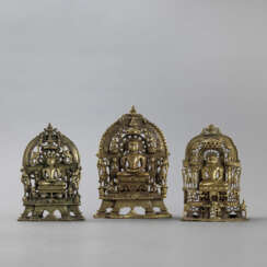 Drei Jain-Altare aus messingfarbener Bronze