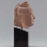 Männlicher Kopf aus rötlichem Sandstein auf einen Sockel montiert - Foto 2