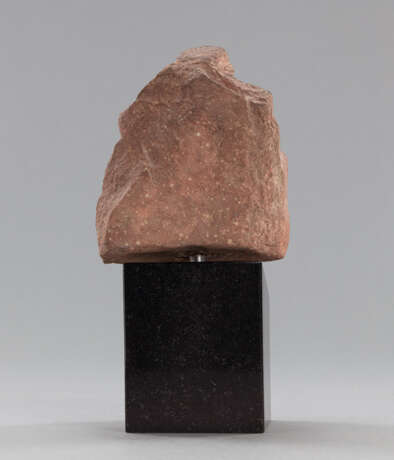 Männlicher Kopf aus rötlichem Sandstein auf einen Sockel montiert - Foto 3