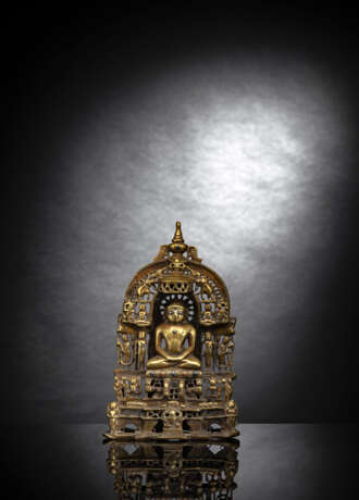 Jain-Altar mit Tirthankara aus Bronze mit Resten von Vergoldung und Silber-/Kupfereinlagen. Indien, 16. Jh. - Foto 1