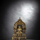 Jain-Altar mit Tirthankara aus Bronze mit Resten von Vergoldung und Silber-/Kupfereinlagen. Indien, 16. Jh. - Foto 1