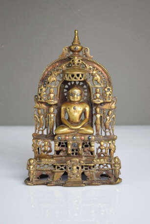 Jain-Altar mit Tirthankara aus Bronze mit Resten von Vergoldung und Silber-/Kupfereinlagen. Indien, 16. Jh. - Foto 2