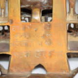 Jain-Altar mit Tirthankara aus Bronze mit Resten von Vergoldung und Silber-/Kupfereinlagen. Indien, 16. Jh. - Foto 5