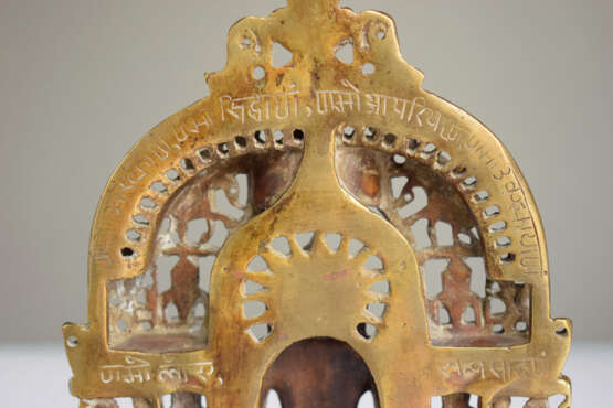 Jain-Altar mit Tirthankara aus Bronze mit Resten von Vergoldung und Silber-/Kupfereinlagen. Indien, 16. Jh. - photo 6