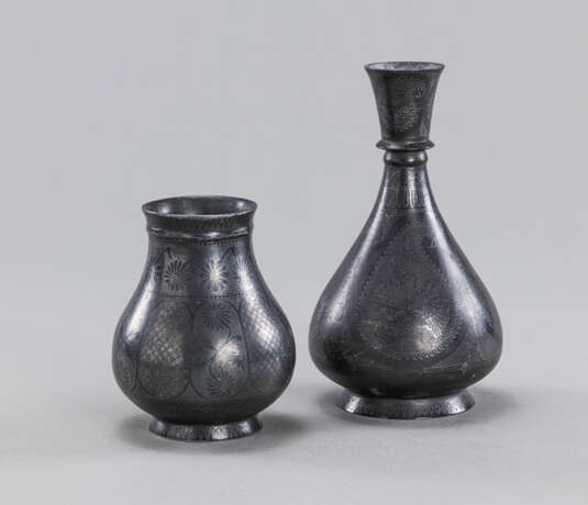 Zwei Bidri-Vasen mit Silbereinlagen. Indien, 18./19. Jh. - Foto 1