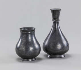 Zwei Bidri-Vasen mit Silbereinlagen. Indien, 18./19. Jh.
