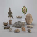 Konvolut von 13 Kunstgewerbe aus u.a. Stein, Ton, Metall. Indien u.a. - photo 1