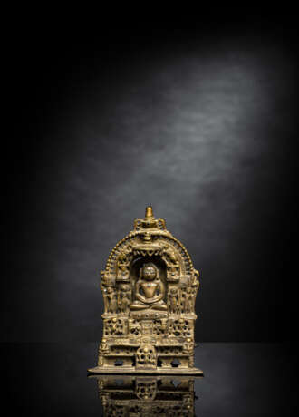Altar mit Darstellung eines Jina aus Bonze mit Silbereinlagen und Inschrift auf der Rückseite - Foto 1