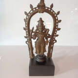 Bronze des stehenden Shiva vor Mandorla, späterer Holzstand - Foto 2