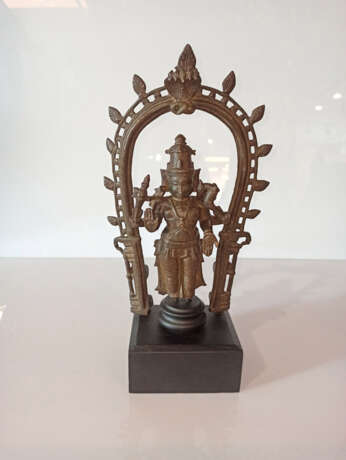 Bronze des stehenden Shiva vor Mandorla, späterer Holzstand - photo 2