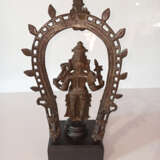 Bronze des stehenden Shiva vor Mandorla, späterer Holzstand - Foto 3