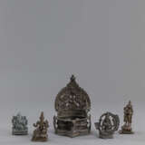 Konvolut von vier Bronzen u.a. eine Butterlampe, Parvati, Ravana und einem Ganesha aus Stein - фото 1