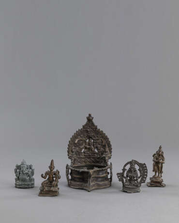 Konvolut von vier Bronzen u.a. eine Butterlampe, Parvati, Ravana und einem Ganesha aus Stein - Foto 1
