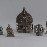 Konvolut von vier Bronzen u.a. eine Butterlampe, Parvati, Ravana und einem Ganesha aus Stein - Foto 2