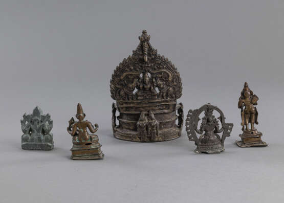 Konvolut von vier Bronzen u.a. eine Butterlampe, Parvati, Ravana und einem Ganesha aus Stein - photo 2