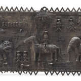 Rechteckige Platte aus Bronze mit reliefiertem Dekor eines Reiters flankiert von einem Löwen und einem Elephant - photo 1