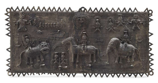 Rechteckige Platte aus Bronze mit reliefiertem Dekor eines Reiters flankiert von einem Löwen und einem Elephant - Foto 1