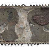 Rechteckige Platte aus Bronze mit reliefiertem Dekor eines Reiters flankiert von einem Löwen und einem Elephant - фото 2