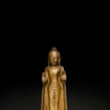 Figur des stehenden Buddha aus Holz mit Lackvergoldung und Fassung - Foto 1