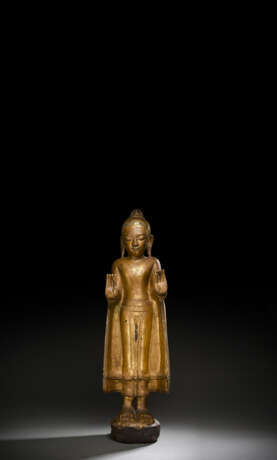 Figur des stehenden Buddha aus Holz mit Lackvergoldung und Fassung - фото 1