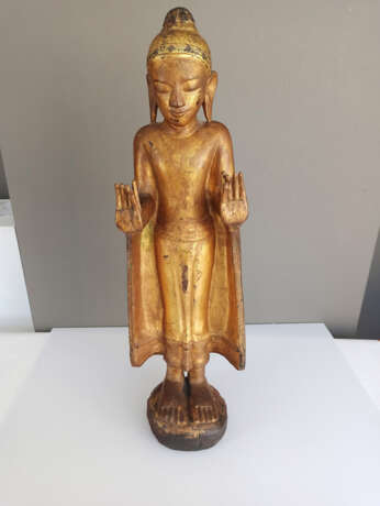 Figur des stehenden Buddha aus Holz mit Lackvergoldung und Fassung - photo 2