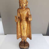 Figur des stehenden Buddha aus Holz mit Lackvergoldung und Fassung - Foto 2