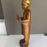 Figur des stehenden Buddha aus Holz mit Lackvergoldung und Fassung - Foto 3