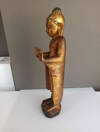 Figur des stehenden Buddha aus Holz mit Lackvergoldung und Fassung - Foto 3