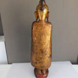 Figur des stehenden Buddha aus Holz mit Lackvergoldung und Fassung - фото 4