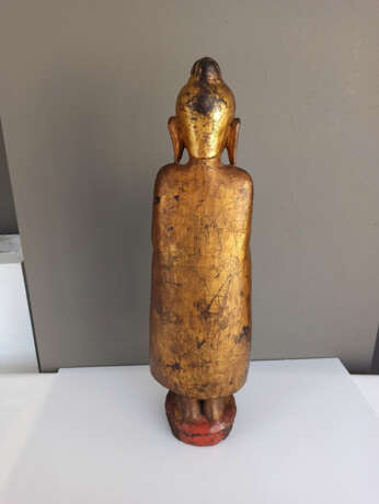 Figur des stehenden Buddha aus Holz mit Lackvergoldung und Fassung - Foto 4