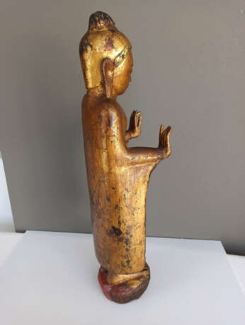 Figur des stehenden Buddha aus Holz mit Lackvergoldung und Fassung - Foto 5