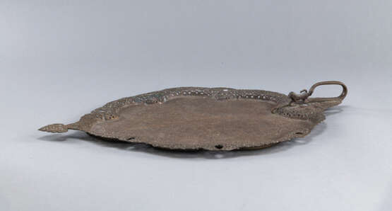 Tablett in Blattform aus Kupfer mit floralem Rand teils im Durchbruch gearbeitet und Handhabe in Form eines Tigers - photo 3