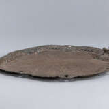 Tablett in Blattform aus Kupfer mit floralem Rand teils im Durchbruch gearbeitet und Handhabe in Form eines Tigers - Foto 3