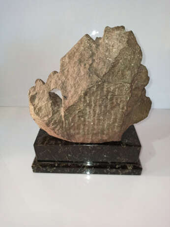 Fries aus schwarzem Stein mit Darstellung eines Mannes und eines Makara-Kopfes - Foto 3