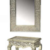 Kleiner Beistelltisch und gerahmter Spiegel teils mit versilberter Folie mit floralen Mustern bezogen - photo 1