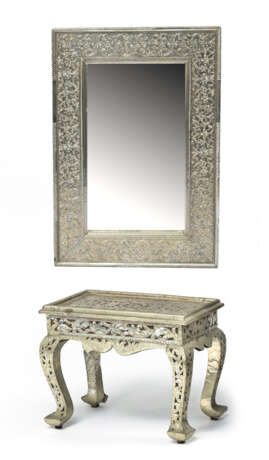 Kleiner Beistelltisch und gerahmter Spiegel teils mit versilberter Folie mit floralen Mustern bezogen - Foto 1