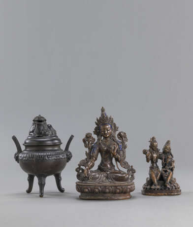 Bronze der Tara, Paar aus Bronze mit Ganesha und ein Weihrauchbrenner bekrönt von einem Kirin - photo 1