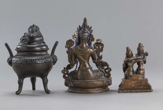 Bronze der Tara, Paar aus Bronze mit Ganesha und ein Weihrauchbrenner bekrönt von einem Kirin - photo 2