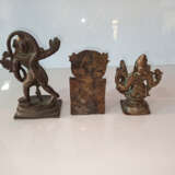 Drei Bronzen mit Darstellungen des Buddha Shakaymuni, Hanuman und Narashima - photo 3