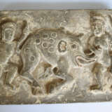 Reliefplatte aus Tonware mit Jagdszene, Reste von farbiger Fassung - photo 2