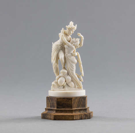Figur aus Elfenbein mit Darstellung eines Paares - Foto 1