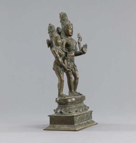Bronzegruppe mit Darstellung des Chandrashekhara und Uma - Foto 2
