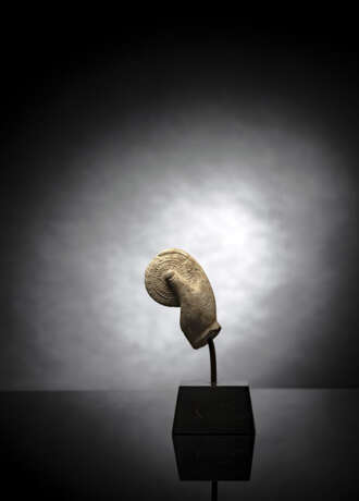 Hand einer Gottheit mit Scheibe aus hellbraunem Sandstein, auf Sockel montiert - Foto 1