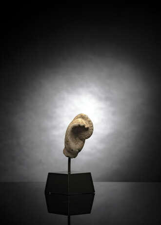 Hand einer Gottheit mit Scheibe aus hellbraunem Sandstein, auf Sockel montiert - photo 2
